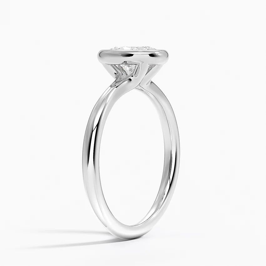 Каблучка з діамантом солітер Freesia Oval Bezel